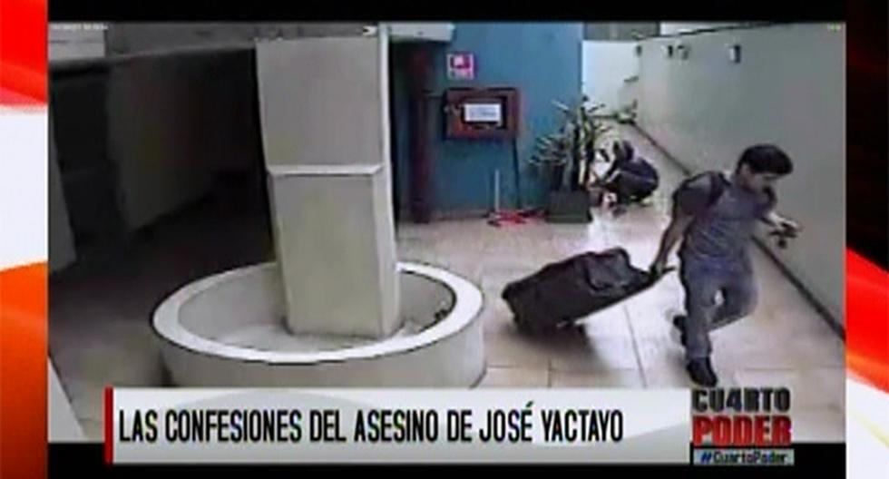 Momento en que el presunto asesino de José Yactayo sale llevando una maleta con el cuerpo descuartizado del periodista. (Foto: Cuarto Poder)