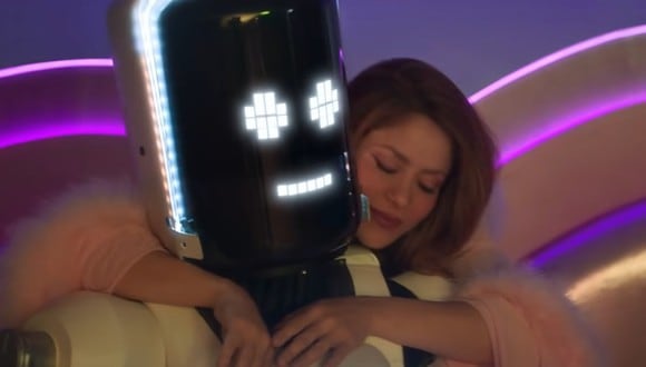 Shakira aparece bailando junto a unos robots en el video de la canción "Te felicito" (Foto: Shakira/YouTube)
