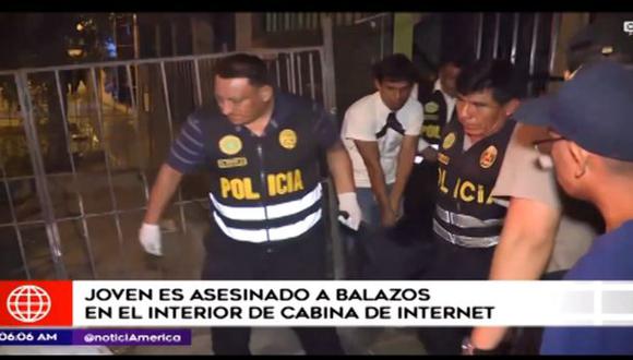 Joven Bryan Alejandro Vasconzuelo es asesinado a balazos al interior de cabina de internet&nbsp; (Captura: América Noticias)