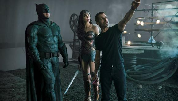 Zack Snyder (derecha) junto a los actores Ben Affleck, como Batman, y Gal Gadot, como "Wonder Woman", durante el rodaje de la película "Justice League"(Foto: EFE/ HBO Max)