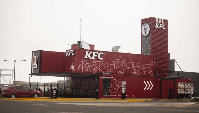 KFC inaugura restaurante eco amigable hecho con contenedores reciclados en Lurín. Ubicado en el kilómetro 25 de la Panamericana Sur, cuenta con el sistema de gastronomía circular Sinba, que busca minimizar el descarte, recuperando todos los residuos orgánicos y los materiales reciclables que genera la operación. (Foto: Difusión)