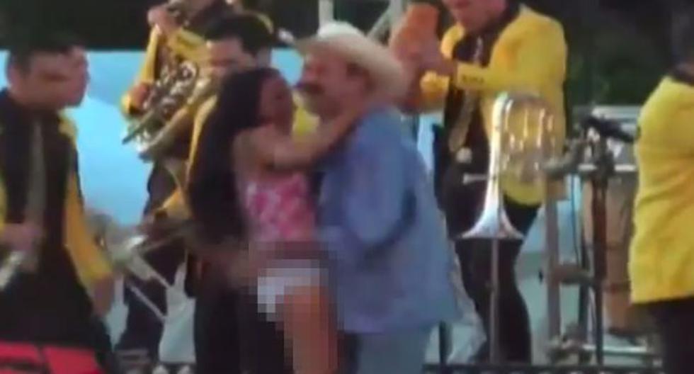 Alcalde de San Blas fue aplaudido por levantarle la falda a jovencita. (Foto: Captura YouTube)