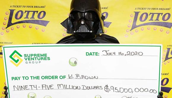El afortunado ganador de la lotería en Jamaica quiso proteger su identidad usando el mítico traje de Darth Vader. (Foto: Facebook Supreme Ventures Ltd.)