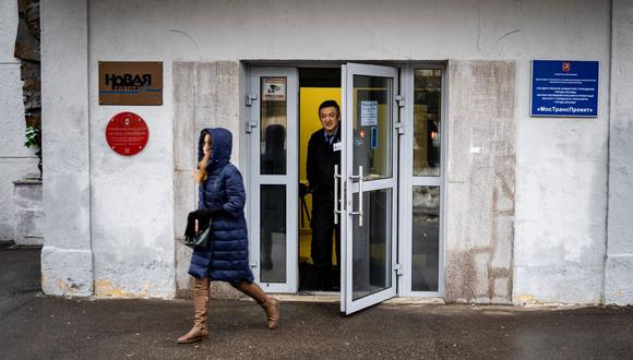 Un guardia de seguridad se encuentra en la puerta del edificio de la oficina editorial del periódico Novaya Gazeta en Moscú el 15 de marzo de 2021. (Dimitar DILKOFF / AFP).