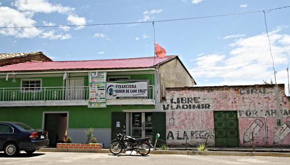 En la oficina de Grupo Económico Señor de Cani Cruz S.R.L. en Áhuac, localidad donde nació Vladimir Cerrón, flamea una bandera con el símbolo del partido de gobierno.