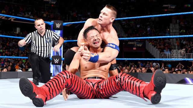 John Cena buscando la rendición del japonés. (Foto: WWE)