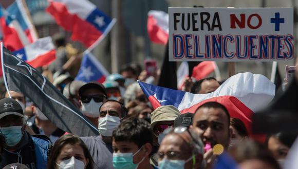 Grupos de personas marchan contra la migración irregular en Iquique, Chile. (EFE/ Johan Berna).