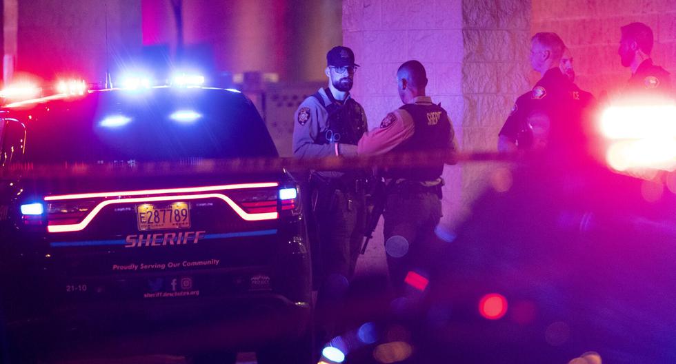 Personal de emergencia responde a un tiroteo en el centro comercial Forum en East Bend, Oregon, el domingo 28 de agosto de 2022. (Ryan Brennecke/The Bulletin vía AP)