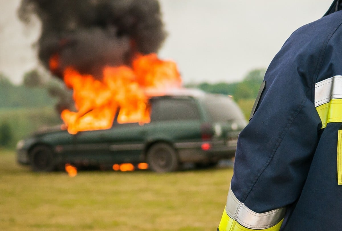 Dos valerosos transeúntes evitaron que un automovilista muriera consumido por el fuego que envolvía su vehículo mientras el resto se quedó cruzado de brazos. (Foto: Pixabay/Referencial)