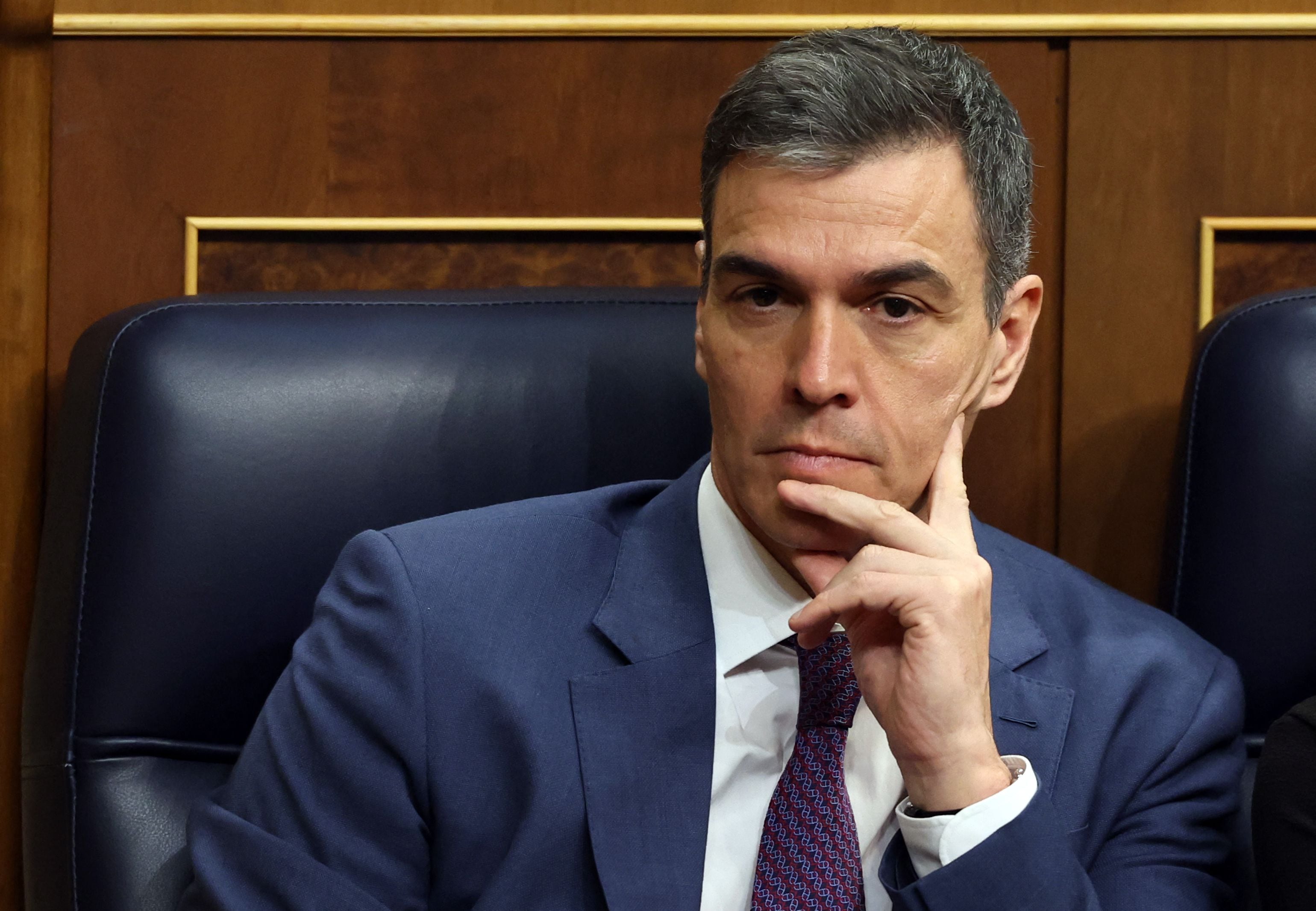 Pedro Sánchez asiste a una sesión plenaria en la cámara baja del Parlamento español el 14 de marzo de 2024. (Foto de Pierre-Philippe MARCOU / AFP).