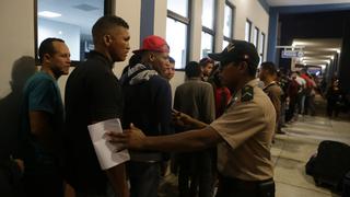 Venezolanos deberán presentar pasaporte desde mañana para entrar al Perú