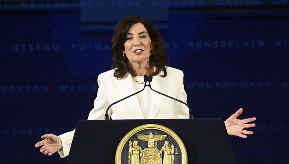 La gobernadora de Nueva York, Kathy Hochul, pronuncia su discurso de toma de posesión, el domingo 1 de enero de 2023, en Albany, N.Y.