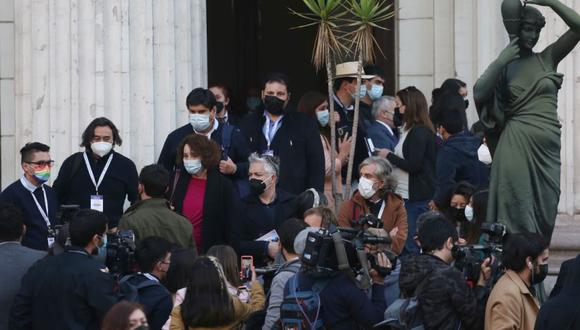 Integrantes de la Convención Constituyente abandonan el edificio tras la suspensión de la sesión en el antiguo Congreso Nacional, en Santiago (Chile). (Foto: EFE/ Elvis González).