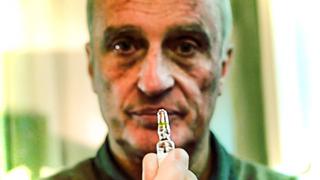 “No siento que esté matando”: el médico que ha practicado más de 100 eutanasias