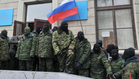 Crimea: 1000 hombres bloquean cuartel y exigen entrega de armas