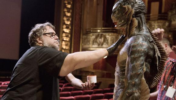 El mexicano Guillermo Del Toro con su propia y nueva versión de la criatura. (Foto: Fox Searchlight Pictures)