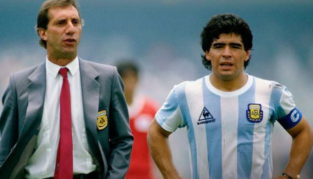 Diego Maradona y Carlos Salvador Bilardo en su hora cumbre. FOTO: Twitter Estudiantes de la Plata.