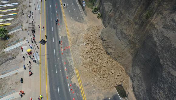 La mañana del miércoles ocurrió un derrumbe en el acantilado en la Costa Verde, a la altura de playa Los Yuyos, en Barranco (Foto: Daniel Apuy).