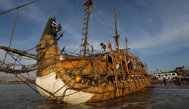 Luego de tres años de construcción y fracasados intentos de lanzar el Viracocha III al mar, los ocho tripulantes de la balsa lograron su cometido. (Fotos: AFP)