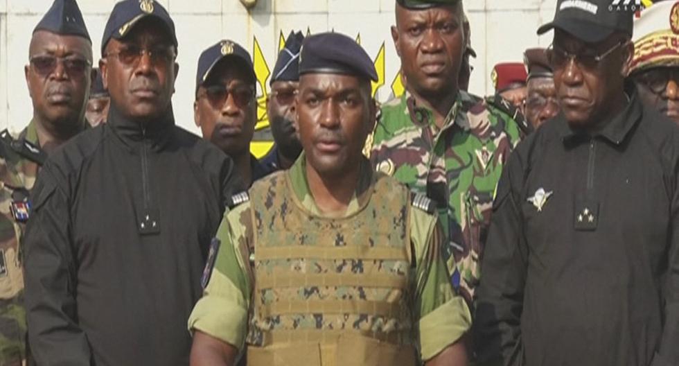 El coronel Ulrich Manfoumbi Manfoumbi, vocero de la Junta Militar que perpetró el golpe de Estado en Gabón, anuncia por televisión nacional que los militares han tomado el país ante el fraude electoral.