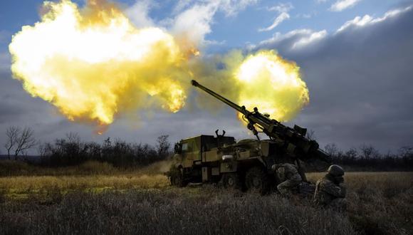 Militares ucranianos disparan un obús autopropulsado CAESAR hacia posiciones de Rusia en el este de Ucrania el 28 de diciembre de 2022. (SAMEER AL-DOUMY / AFP).
