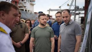 Ucrania: Volodymyr Zelensky supervisa en el puerto de Chornomorks el cargamento de un buque granelero