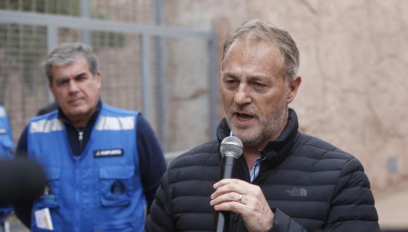 Efectivos controlan el perímetro de la plaza, donde rejas de metal impiden el tránsito vehicular, mientras que el paso de peatones se encuentra restringido. (Foto: Mario Zapata / GEC)