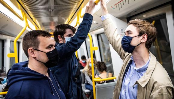 La gente usa mascarilla en un tren del metro en Copenhague para protegerse del coronavirus. (Ritzau Scanpix / AFP).