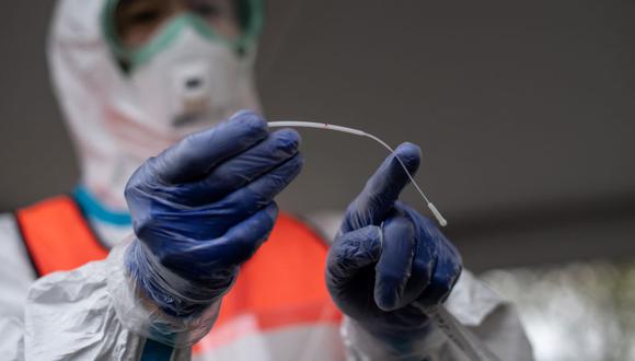 Un médico muestra un hisopo utilizado para detectar el coronavirus COVID-19 en Fujisawa, en la prefectura de Kanagawa, al suroeste de Tokio, Japón. (Foto: Philip FONG / AFP).