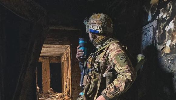 Esta imagen sin fecha publicada por el servicio de prensa de la Administración del presidente ucraniano muestra a un combatiente ucraniano en la acería Azovstal de la ciudad ucraniana de Mariupol.