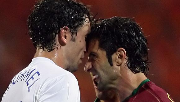 En la imagen, Luis Figo se enfrenta a Mark Va Bommel. (Foto: AFP)