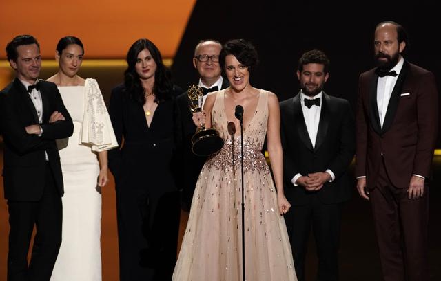 Phoebe Waller-Bridge celebrando el premio como Mejor actriz por "Fleabag".