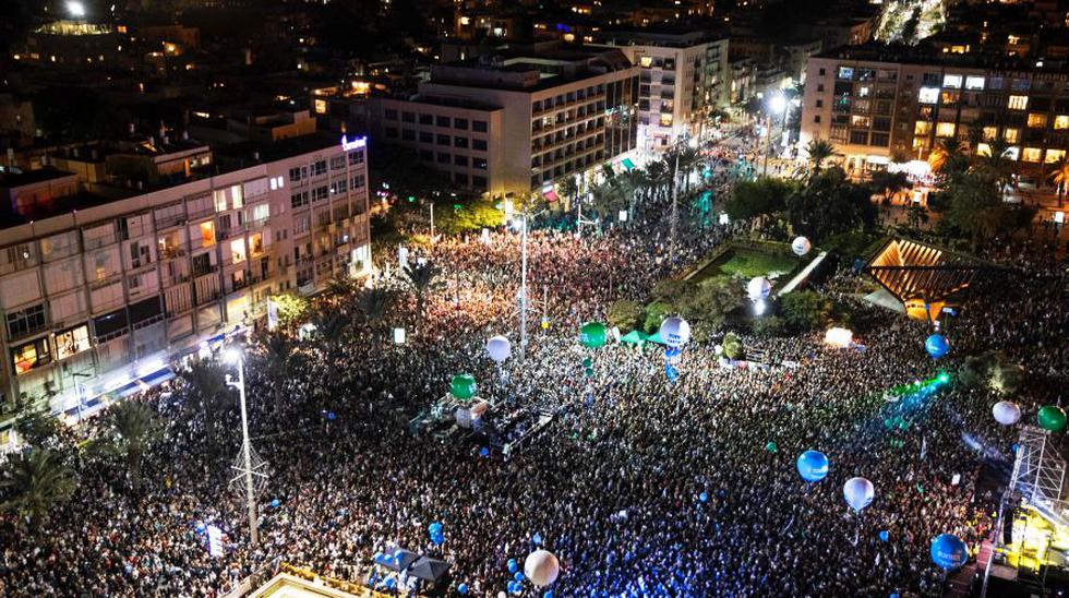 Miles de personas se dieron cita este s&aacute;bado en la plaza de Tel Aviv para conmemorar la muerte del primer ministro de Israel, Yitzhak Rabin. (Foto: AFP)