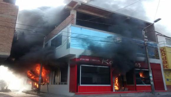 Incendio consume centro comercial en Pacasmayo