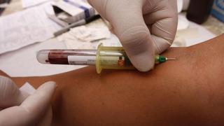 Argentina: gobernador ordena que sus funcionarios se hagan exámenes de sangre