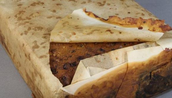 La torta envuelta en papel de hornear que se encuentra en "excelentes condiciones", 106 años después de haber sido dejada en una base científica en Antártica. (Foto: Antartic Heritage Trust)