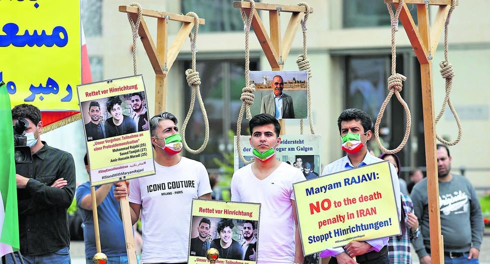 Opositores iraníes protestaron así el viernes en Berlín (Alemania) por la condena contra tres de sus compatriotas. El caso traspasó fronteras. (Foto: Fabrizio Bensch / Reuters)