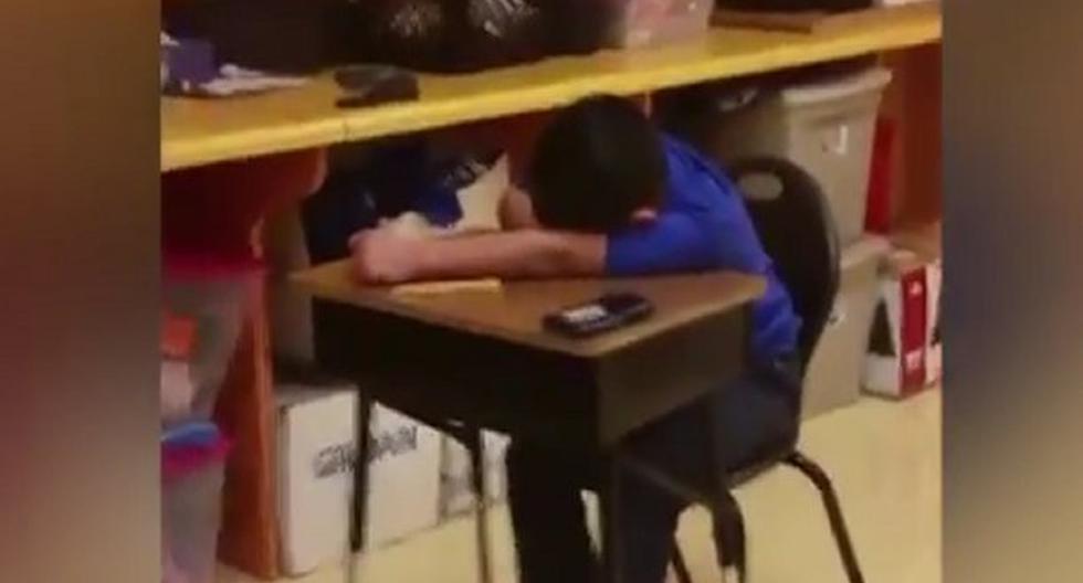 Este niño no querrá dormir nuevamente en clases. (Foto: Captura)