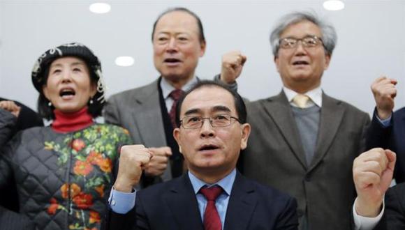 Thae Yong-ho (c) y otras personas levantan los puños en una muestra de solidaridad para Jo Song-gil, hasta hace poco embajador interino de Corea del Norte en Italia. (Foto: EFE)