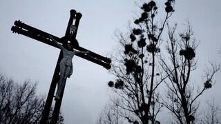 "Somos brujas": el escándalo por abusos de sacerdotes divide a la sociedad polaca