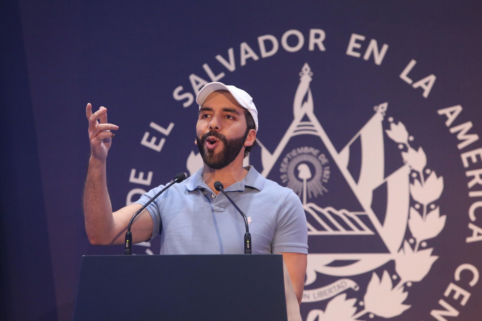El presidente de El Salvador, Nayib Bukele, habla durante una conferencia de prensa el 4 de febrero del 2024. (Foto: EFE).