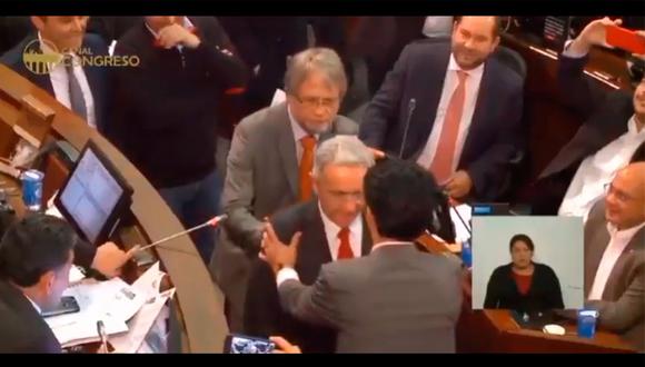 En principio, Álvaro Uribe se dejó mecer hacia adelante y hacia atrás por los dos senadores de oposición. (Captura de video)