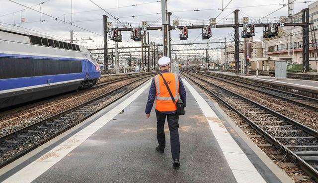 An employee of the SNCF (French National Railway Corporation) walks on a platform of the Gare de Lyon railway station on April 3, 2018 in Paris, on the first day of a two days strike. Staff at state rail operator SNCF walked off the job from 7.00 pm (1700 GMT) on April 2, the first in a series of walkouts affecting everything from energy to garbage collection. The rolling rail strikes, set to last until June 28, are being seen as the biggest challenge yet to the President's sweeping plans to shake up France and make it more competitive. / AFP / LUDOVIC MARIN