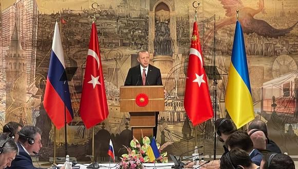 El presidente de Turquía, Recep Tayyip Erdogan, se dirige a las delegaciones de Rusia y Ucrania antes de sus negociaciones en Estambul. (Foto: EFE).
