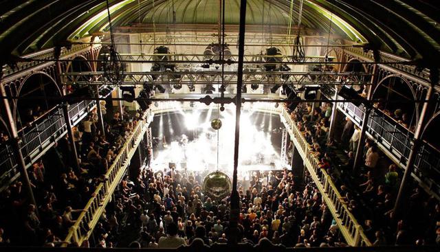 Paradiso Ámsterdam. Una iglesia en Amsterdam, Holanda, fue dejada de utilizar y convertida en un gran salón para conciertos musicales. (Foto: Facebook Paradiso Amsterdam)