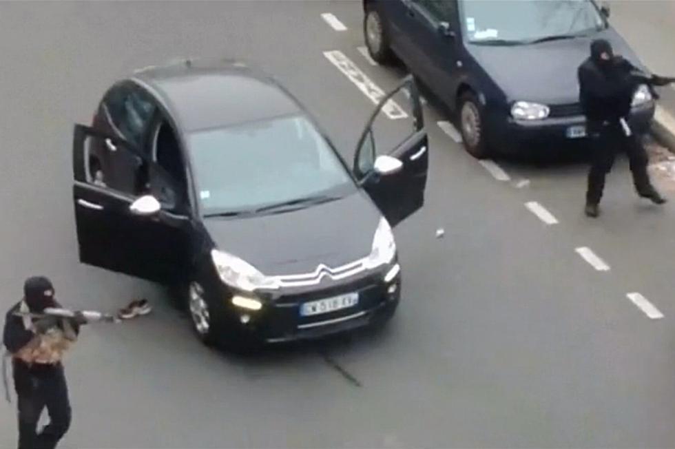 Hombres armados huyen de las oficinas del periódico satírico francés Charlie Hebdo en París.  Imagen captada el 7 de enero de 2015. (REUTERS/REUTERS TV).