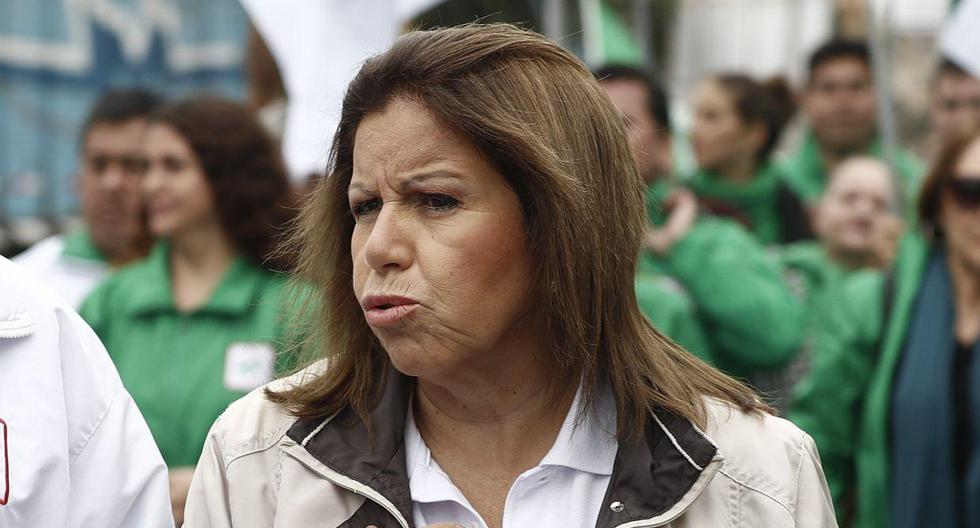 Lourdes Flores acudió a votar a un colegio en San Isidro. (Foto: USI)