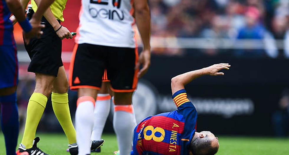 Andrés Iniesta sufrió una \'carretilla\' de un rival en el minuto 15 del Barcelona vs Valencia. (Foto: Getty Images)