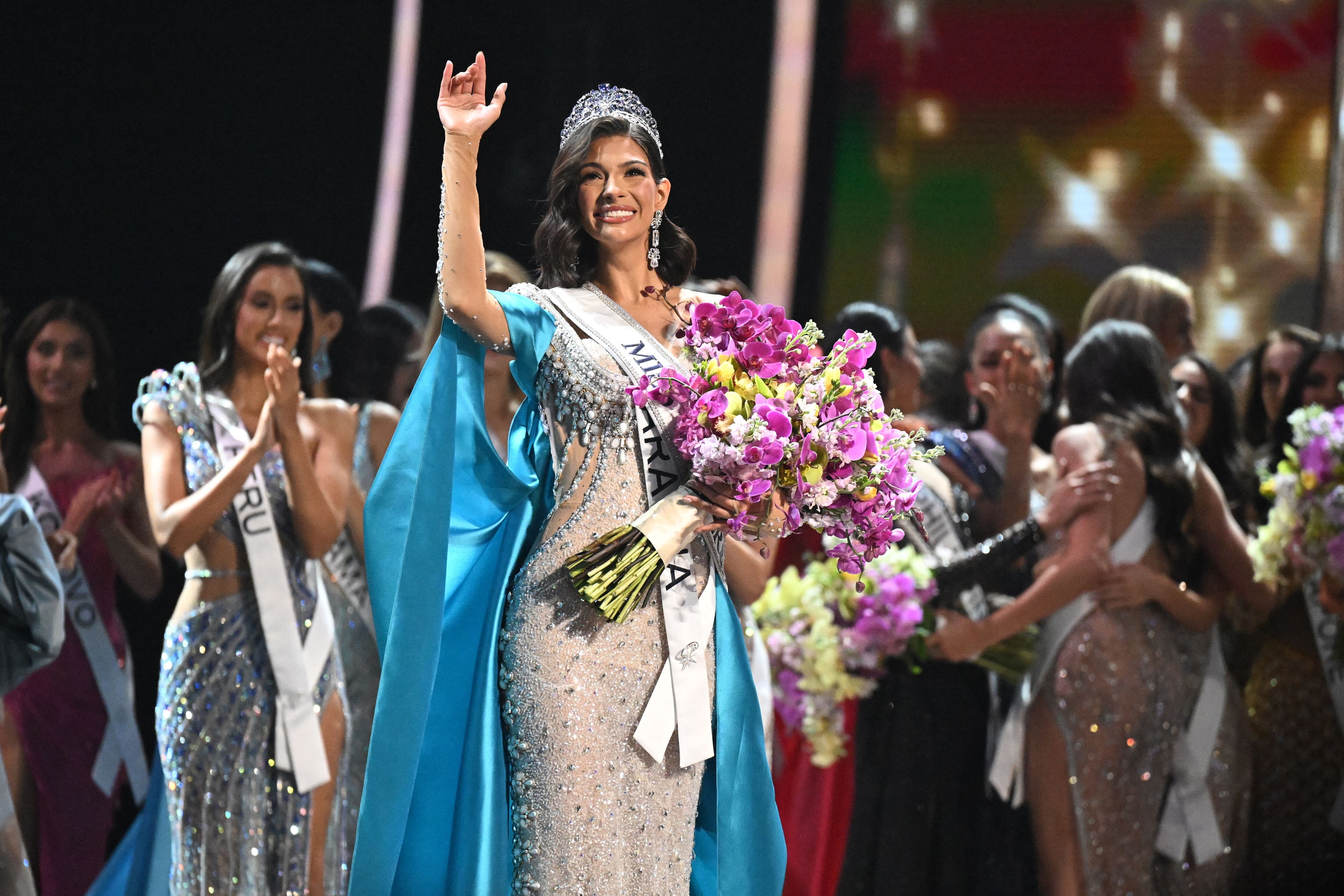 Palacios celebra su coronación como Miss Universo, un evento que se realizó en El Salvador. (Foto: AFP)