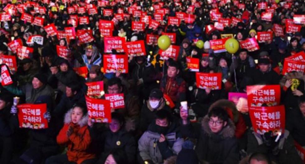 Más de medio millón de surcoreanos se manifestaron de nuevo este sábado de Fin de Año para reclamar la detención inmediata y la destitución de la presidenta Park Geun-hye. (Foto: EFE)